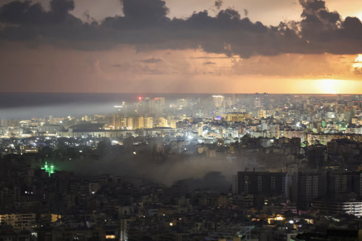 Khói bốc lên từ vùng ngoại ô phía nam Beirut sau cuộc tấn công của Israel. (Ảnh: Reuters)