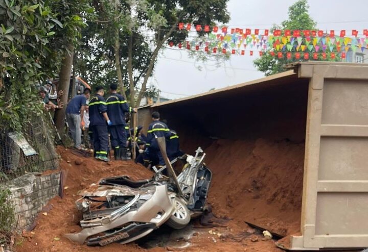 Xe tải lật đè bẹp xe ô tô 4 chỗ.