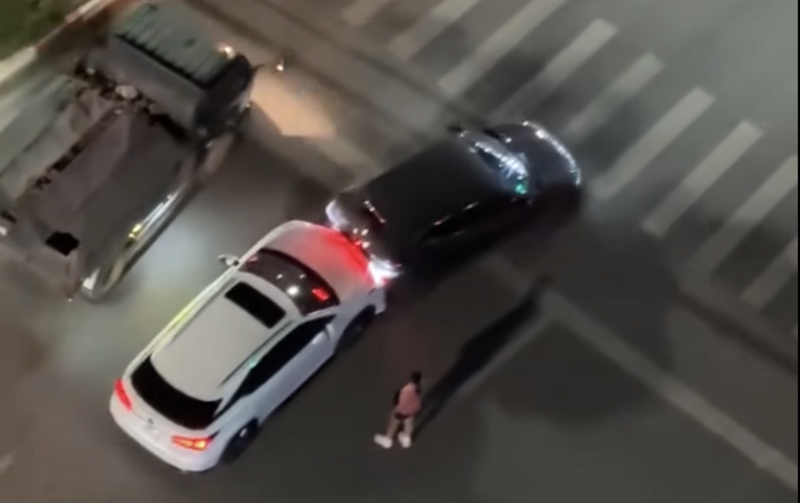 Trước khi gây tai nạn liên hoàn, ô tô Lexus va chạm với ô tô khác.