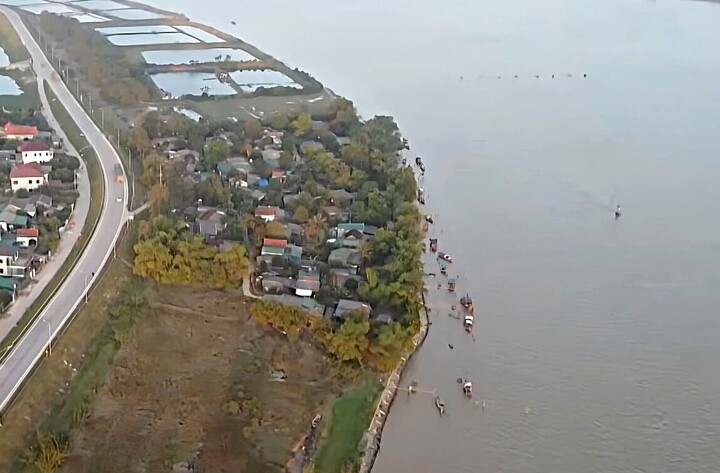 Cụm dân cư Hòa Lam là nơi sinh sống của hàng chục hộ dân làm nghề chài lưới nơi hạ nguồn sông Lam