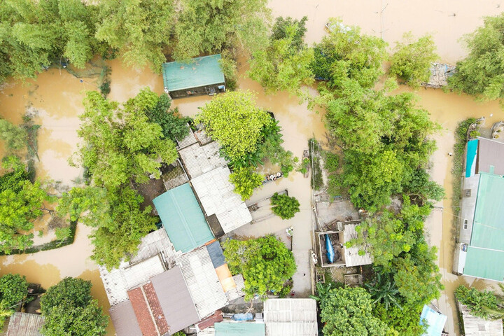Những ngôi nhà ở Hòa Lam thường xuyên chịu cảnh ngập lụt vào mùa mưa bão