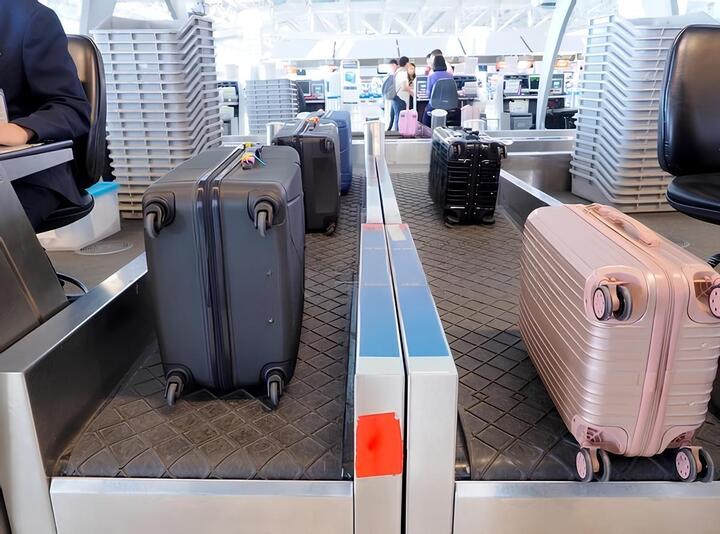 Quay bánh xe vali hướng ra ngoài đem lại rất nhiều lợi ích mà không phải ai cũng biết. (Ảnh: iStock)