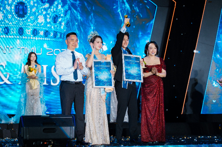 Trương Nhật Quân - sinh viên năm nhất Khoa Khách sạn Du lịch đã giành ngôi vị Nam vương cuộc thi Miss & Mister TMU 2026.