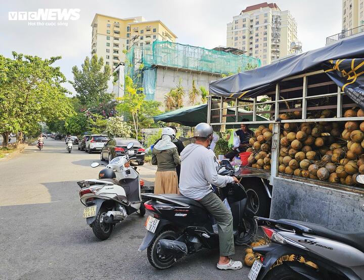 Các điểm bán dừa tươi luôn đắt khách những ngày này.