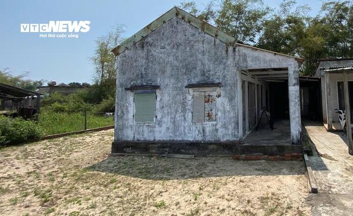 Nhiều nhà dân nằm trong vùng dự án 4 tỷ USD chực chờ đổ sập.