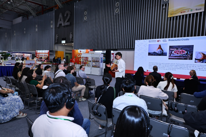 Khách tham dự thưởng thức thịt nguội Ý dưới sự hướng dẫn của đầu bếp Cristian Broglia. Nguồn: ITA