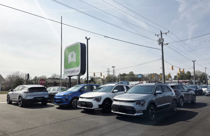 Một đại lý xe ô tô điện ở Mỹ. (Ảnh: Reuters)