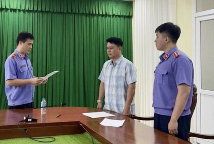 Cơ quan điều tra VKSND tối cao tống đạt quyết định tố tụng đối với bị can Lê Quốc Việt. (Ảnh: Cơ quan điều tra VKSND Tối cao)