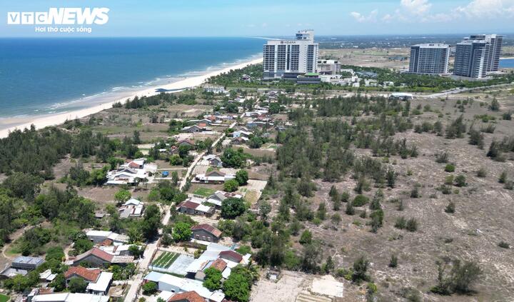 Hàng loạt khu tái định cư triển khai dang dở trong khi người dân phải sống "treo" dưới những mái nhà chực chờ đổ sập nằm giữa vùng dự án 4 tỷ USD.