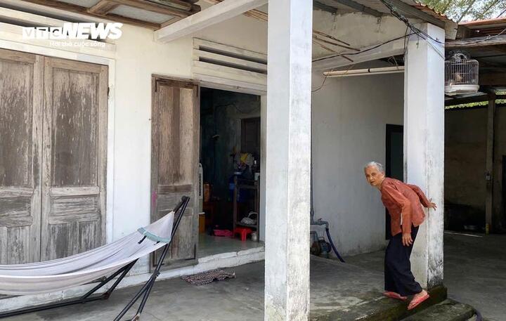 Ngày qua ngày, cụ Cầm sống trong nỗi thấp thỏm vì nhà cửa xuống cấp.