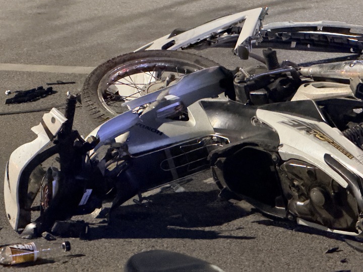 Xe máy hư hỏng nặng sau cú tông liên hoàn.