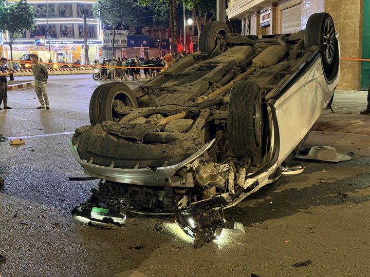 Ô tô Lexus lật ngửa sau khi gây tai nạn liên hoàn.