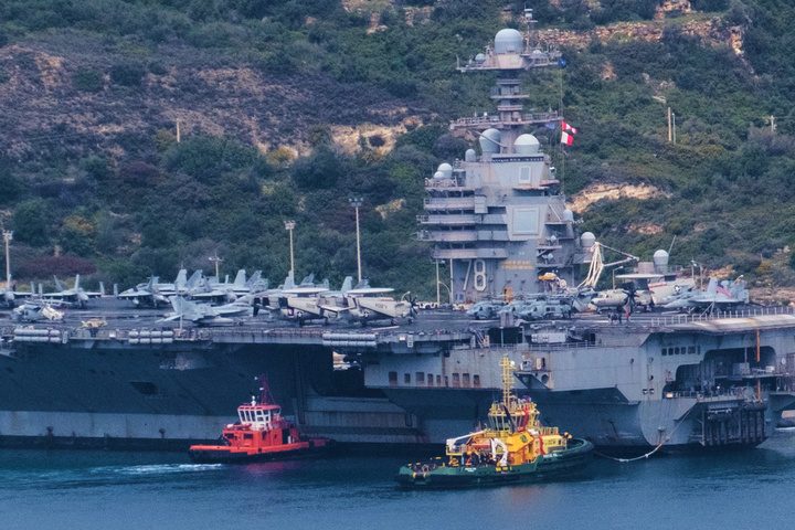Tàu sân bay USS Gerald R. Ford neo đậu tại căn cứ hải quân Souda gần thành phố Chania trên đảo Crete, ngày 23/3/2026. (Ảnh: AP/Giannis Angelakis)