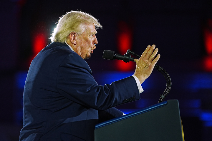 Tổng thống Donald Trump phát biểu tại tiệc gây quỹ thường niên của Ủy ban Quốc hội Đảng Cộng hòa (NRCC), ngày 25/3/2026, tại Union Station, Washington. (Ảnh: AP/Julia Demaree Nikhinson)