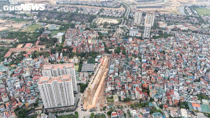 Do đó, việc thu hồi đất, bồi thường, hỗ trợ được thực hiện đúng quy định, bảo đảm quyền lợi người dân, với nguyên tắc công khai, minh bạch và hài hòa lợi ích. Phường cũng đề nghị các hộ dân tiếp tục phối hợp, đồng thời giao các bộ phận chuyên môn giải quyết kịp thời các kiến nghị theo thẩm quyền.
