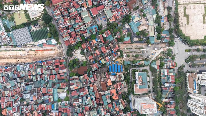 Công tác giải phóng mặt bằng được phường Xuân Đỉnh xác định là nhiệm vụ trọng tâm khi triển khai dự án. Tại buổi đối thoại với người dân ngày 17/1, ông Nguyễn Thường Sơn, Chủ tịch UBND phường Xuân Đỉnh nhấn mạnh, dự án tuyến đường số 5 vào khu đô thị Tây Hồ Tây (Vành đai 2,5) là công trình trọng điểm, góp phần phát triển hạ tầng và giảm ùn tắc giao thông.