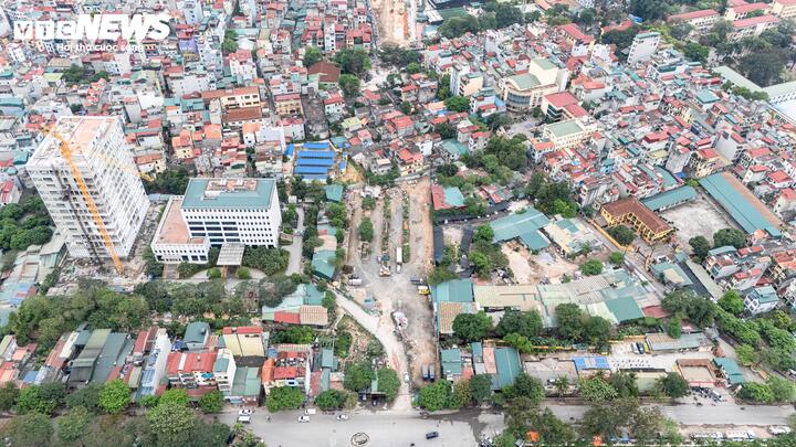 Cùng với đó, 3 đoạn cuối của tuyến Vành đai 2,5 gồm: khu đô thị mới Dịch Vọng – Dương Đình Nghệ; Vũ Phạm Hàm – Trần Duy Hưng; Ngụy Như Kon Tum – Nguyễn Trãi, với tổng chiều dài 2,26 km, đã được đồng loạt khởi công từ ngày 20/3. Khi hoàn thành, toàn tuyến Vành đai 2,5 được kỳ vọng sẽ góp phần tháo gỡ các điểm nghẽn giao thông, nâng cao chất lượng đô thị và thúc đẩy phát triển bền vững của Thủ đô.