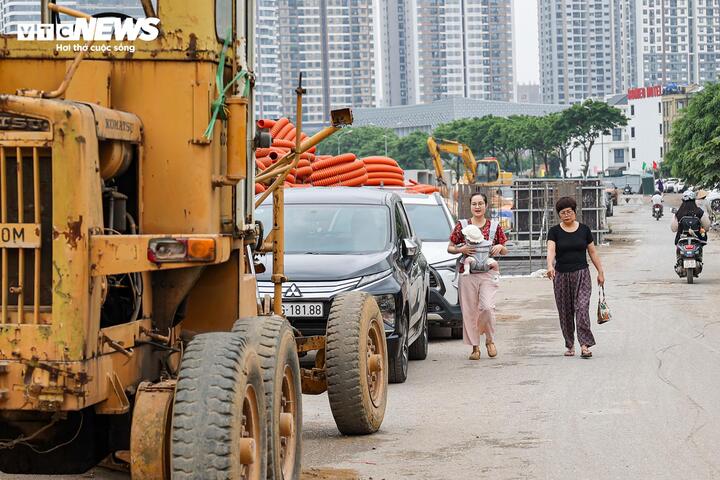 Anh Ngọc (phường Xuân Đỉnh) cho biết, dự án được triển khai theo phương châm “giải phóng mặt bằng đến đâu, thi công đến đó”, giúp đẩy nhanh tiến độ và hạn chế ảnh hưởng đến đời sống người dân, đặc biệt là giảm khói bụi.