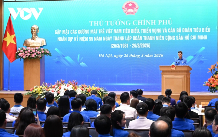 Bí thư thứ nhất Trung ương Đoàn TNCS Hồ Chí Minh Bùi Quang Huy báo cáo với Thủ tướng.