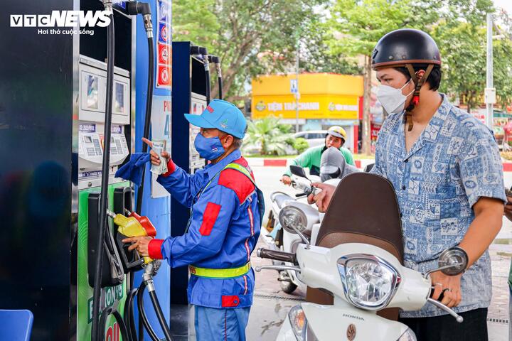 Giá xăng dầu được điều hành giảm từ 15h chiều ngày 26/3. (Ảnh Minh Đức).