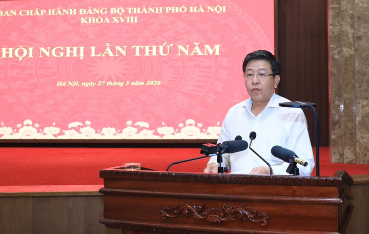 Phó Chủ tịch Thường trực UBND thành phố Dương Đức Tuấn báo cáo về công tác quy hoạch