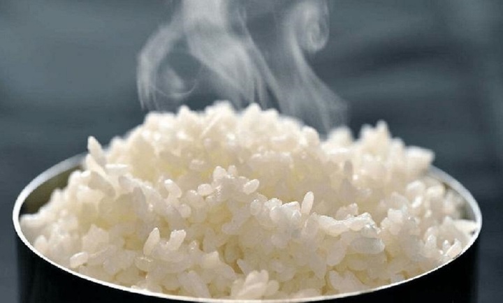 Hạt cơm tơi xốp, căng mọng khi cho thêm giấm trắng và dầu ăn vào khi nấu.