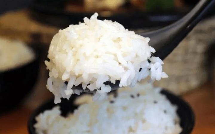 Nhiều người chọn cách ngâm gạo từ 5 - 10 phút trước khi nấu cơm.