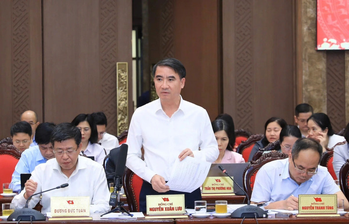 Phó Chủ tịch UBND thành phố Nguyễn Xuân Lưu báo cáo về tình hình tài chính, ngân sách