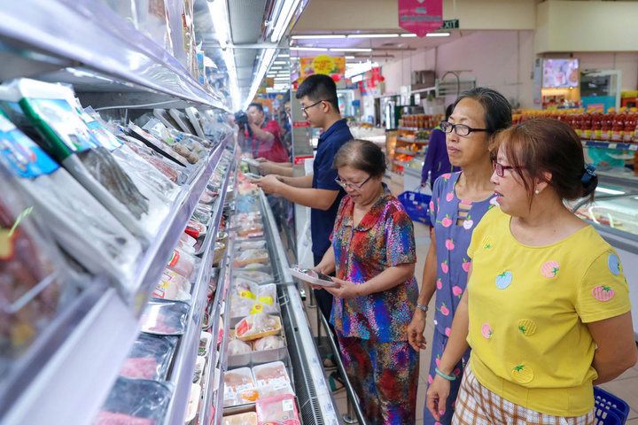 Thịt, cá, hải sản tươi sống trong chương trình “Đi chợ tiết kiệm” tại Co.opmartđược giảm giá, hỗ trợ chi tiêu gia đình.