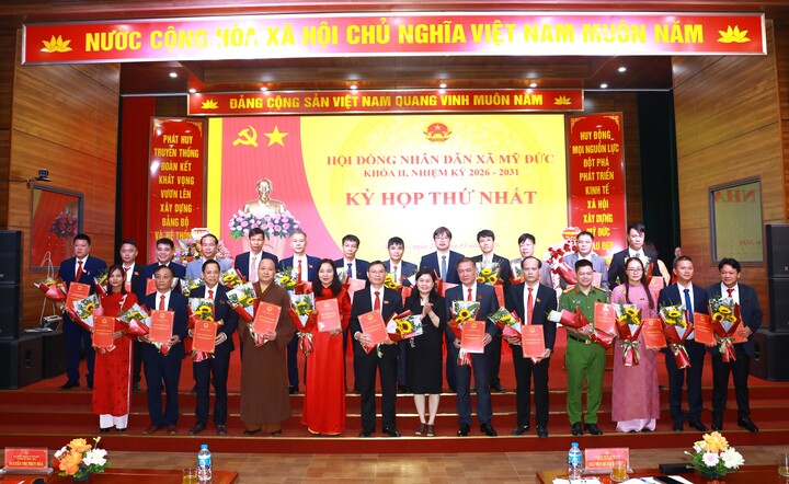 Bà Nguyễn Phương Thủy, Phó Chủ nhiệm Ủy ban Pháp luật và Tư pháp của Quốc hội trao giấy chứng nhận tư cách đại biểu HĐND xã Mỹ Đức khóa II, nhiệm kỳ 2026-2031 cho 25 đại biểu.