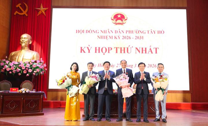 Thường trực HĐND phường Tây Hồ ra mắt tại kỳ họp. (Ảnh: Ngọc Tú)