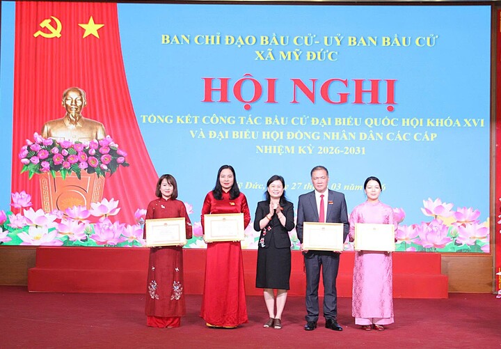 Bà Nguyễn Phương Thủy, Phó Chủ nhiệm Ủy ban Pháp luật và Tư pháp của Quốc hội, trao Bằng khen của Chủ tịch UBND TP cho 8 tập thể và 5 cá nhân của xã Mỹ Đức.