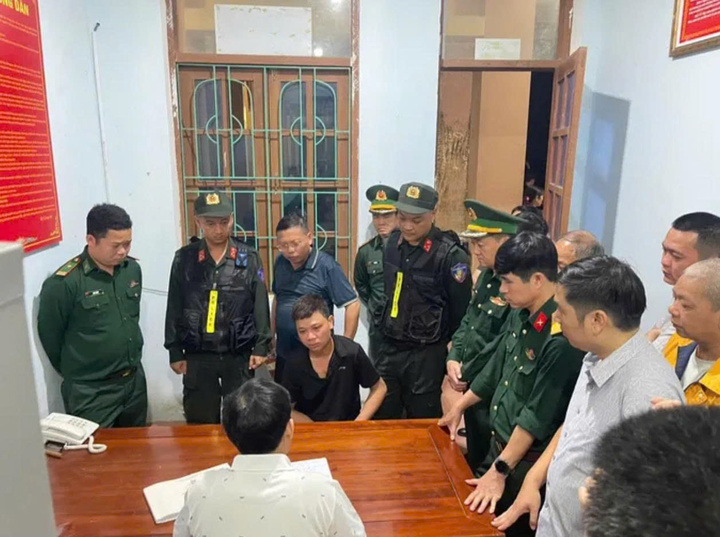 Nguyễn Ngọc Đạo (áo cộc tay màu đen) được lực lượng chức năng khống chế, bắt giữ và di lý về trụ sở để lấy lời khai, phục vụ công tác điều tra