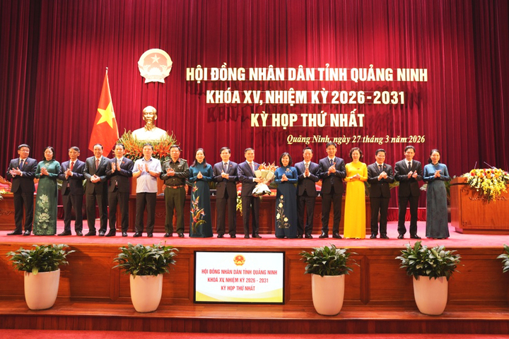 Thường trực Tỉnh ủy Quảng Ninh chúc mừng Chủ tịch và các Phó Chủ tịch UBND tỉnh tái đắc cử.