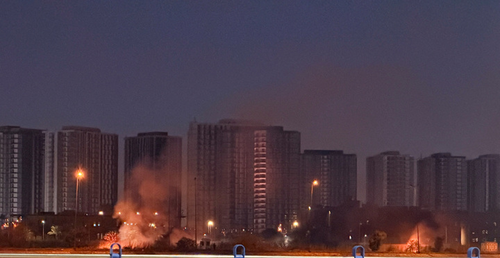 Khói bốc lên sau một vụ nổ tại khu phức hợp Đại sứ quán Mỹ ở Baghdad, Iraq, sau một cuộc tấn công bằng tên lửa và UAV của Iran, ngày 17/3/2026. (Ảnh: REUTERS/Ahmed Saad)