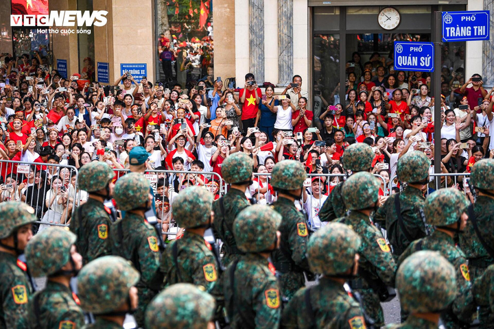 Người dân háo hức đổ ra các tuyến phố trung tâm Hà Nội để theo dõi lễ diễu binh, diễu hành kỷ niệm 80 năm Quốc khánh (2/9/2025). (Ảnh: Minh Đức)