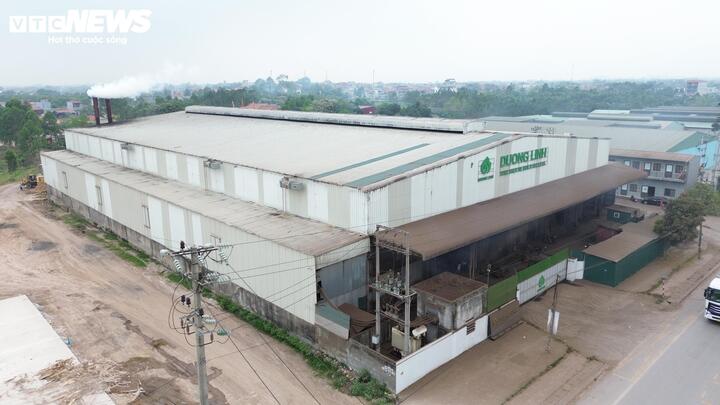 Công ty Dương Linh phát tán khói và bụi ra môi trường xung quanh.