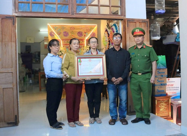 Đại tá Trần Minh Trúc - Phó Giám đốc Công an tỉnh Khánh Hoà trao Huân chương Bảo vệ Tổ quốc hạng Ba cho gia đình Thiếu tá Nguyễn Xuân Hải,
