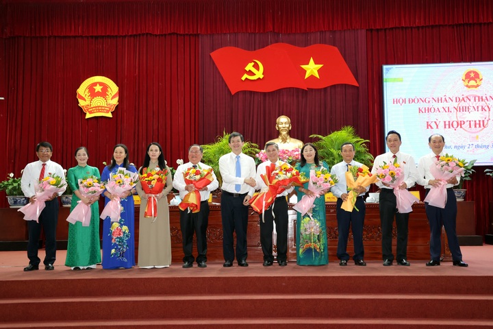 Cuộc họp đầu tiên của HĐND TP Cần Thơ khóa XI chiều 27/3 đã bầu Chủ tịch HĐND, Chủ tịch UBND TP Cần Thơ nhiệm kỳ 2026-2031, kiện toàn bộ máy hoạt động.