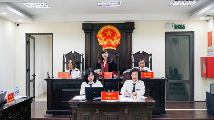 Hội đồng xét xử.