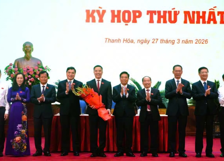 Các đại biểu tặng hoa chúc mừng tân Chủ tịch HĐND tỉnh Thanh Hóa Nguyễn Hồng Phong