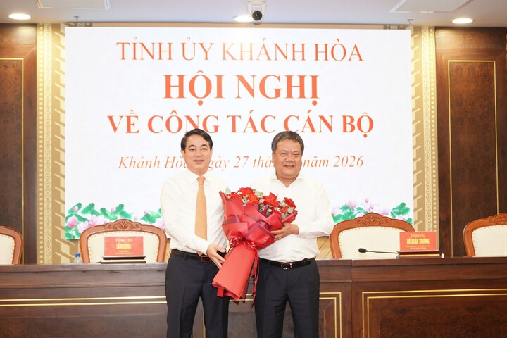 Ông Nghiêm Xuân Thành, Ủy viên Ủy ban Kiểm tra Trung ương khóa XIV, nguyên Bí thư Tỉnh ủy Khánh Hòa, trao hoa chúc mừng ông Trần Phong