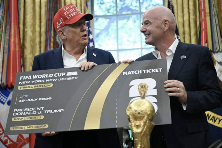 Gianni Infantino (bên phải) nhiều lần nhấn mạnh rằng World Cup sẽ là một sự kiện "dành cho mọi người". (Nguồn: The Athletic)