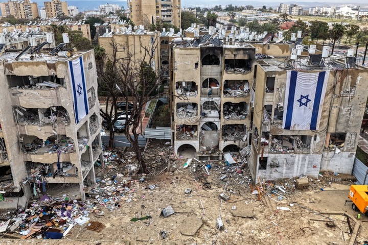 Thiệt hại tại một khu dân cư trúng đòn tên lửa Iran, tại Arad, miền nam Israel, ngày 26/3/2026. (Ảnh: REUTERS/Ilan Rosenberg)