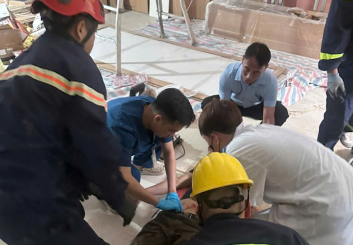 Nạn nhân được cứu hộ, đưa ra ngoài nhưng sau đó không qua khỏi.