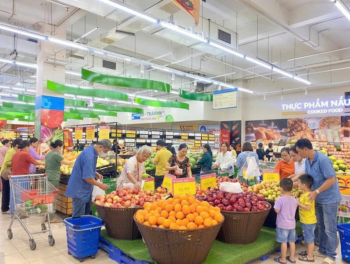 Người tiêu dùng chọn mua thực phẩm tươi tại Co.opmart với giá hợp lý.