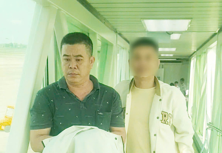 Văn Phòng Cơ quan Cảnh sát điều tra Công an tỉnh An Giang di lý Nguyễn Chí Linh từ Phú Thọ về An Giang. (Ảnh: CACC)