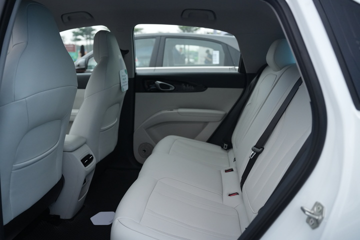 Không gian nội thất cấu hình 5 chỗ ngồi với khoảng để chân hàng ghế sau đạt 890 mm.