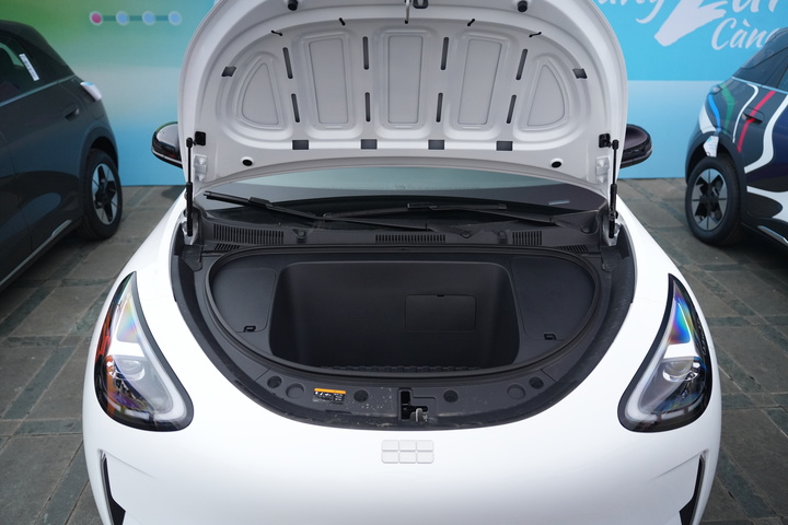 Cốp trước độc lập có dung tích 70 lít, tăng khả năng chứa đồ bên cạnh 34 hộc tiện ích trong khoang lái.