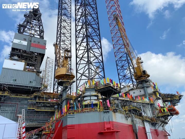 Dàn khoan dầu khí "khủng" sẵn sàng phục vụ sẵn sàng cung cấp dịch vụ khoan cho các đối tác. (Ảnh: Đại Việt)